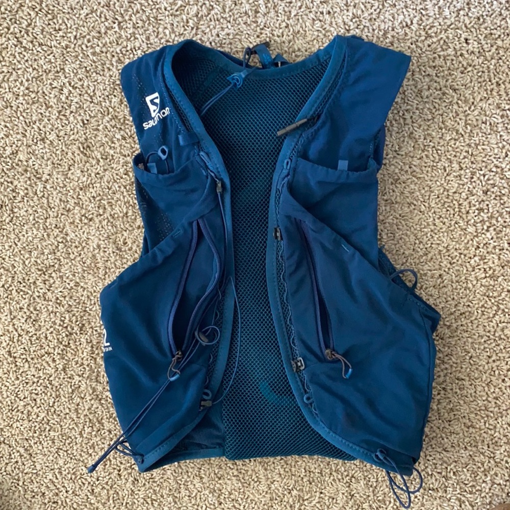 Salomon Advanced skin 12 with bottles.
